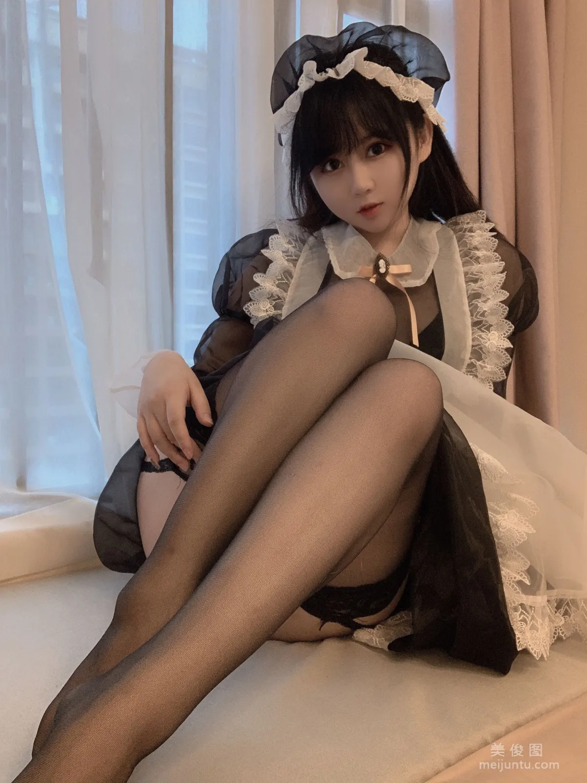 [美女Coser] 是依酱呀 《黑丝女仆》 写真集16