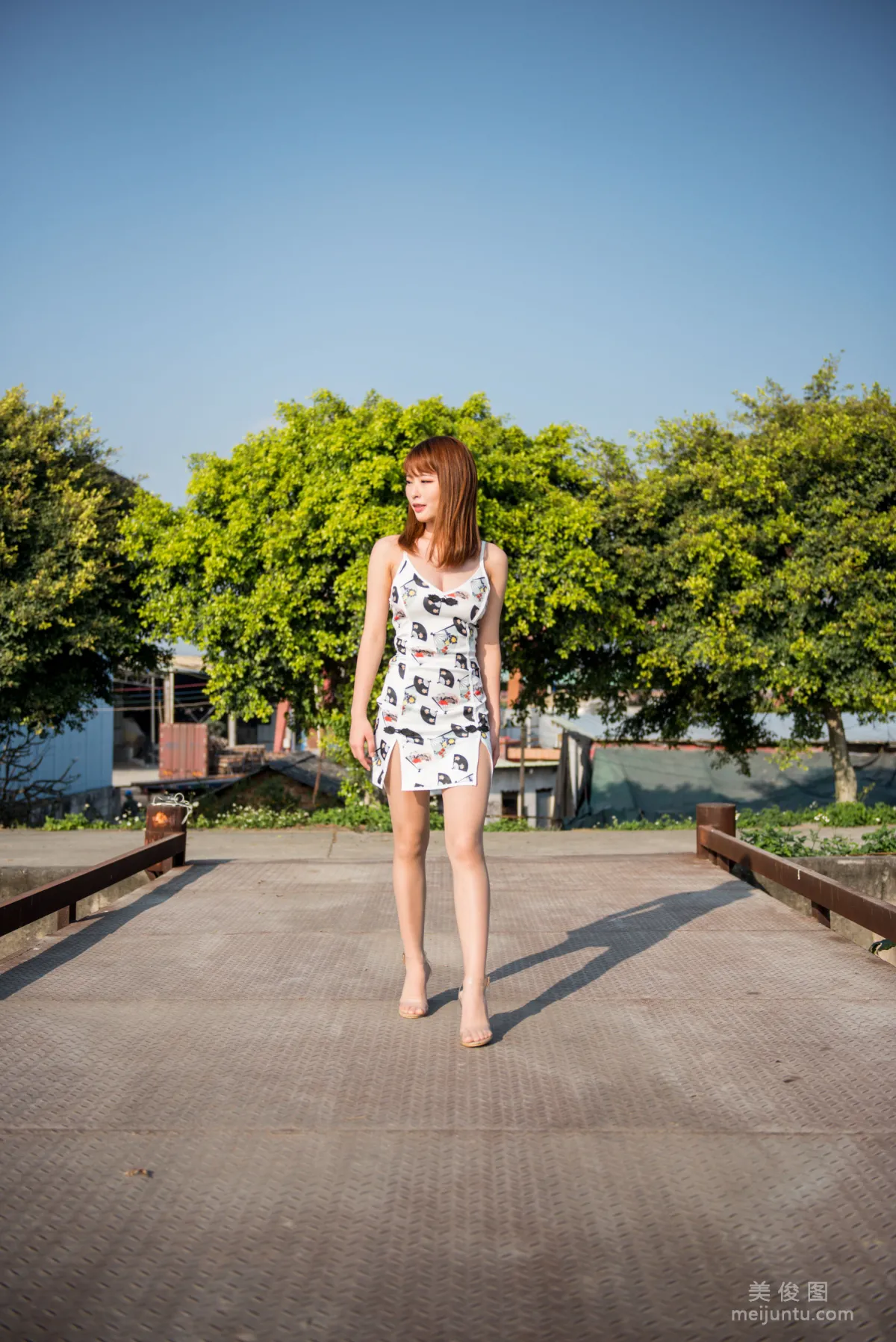 Qingshui Younai, Wind-Riding Street Snap Tight Skirt and Stockings, Photo Set photo 46