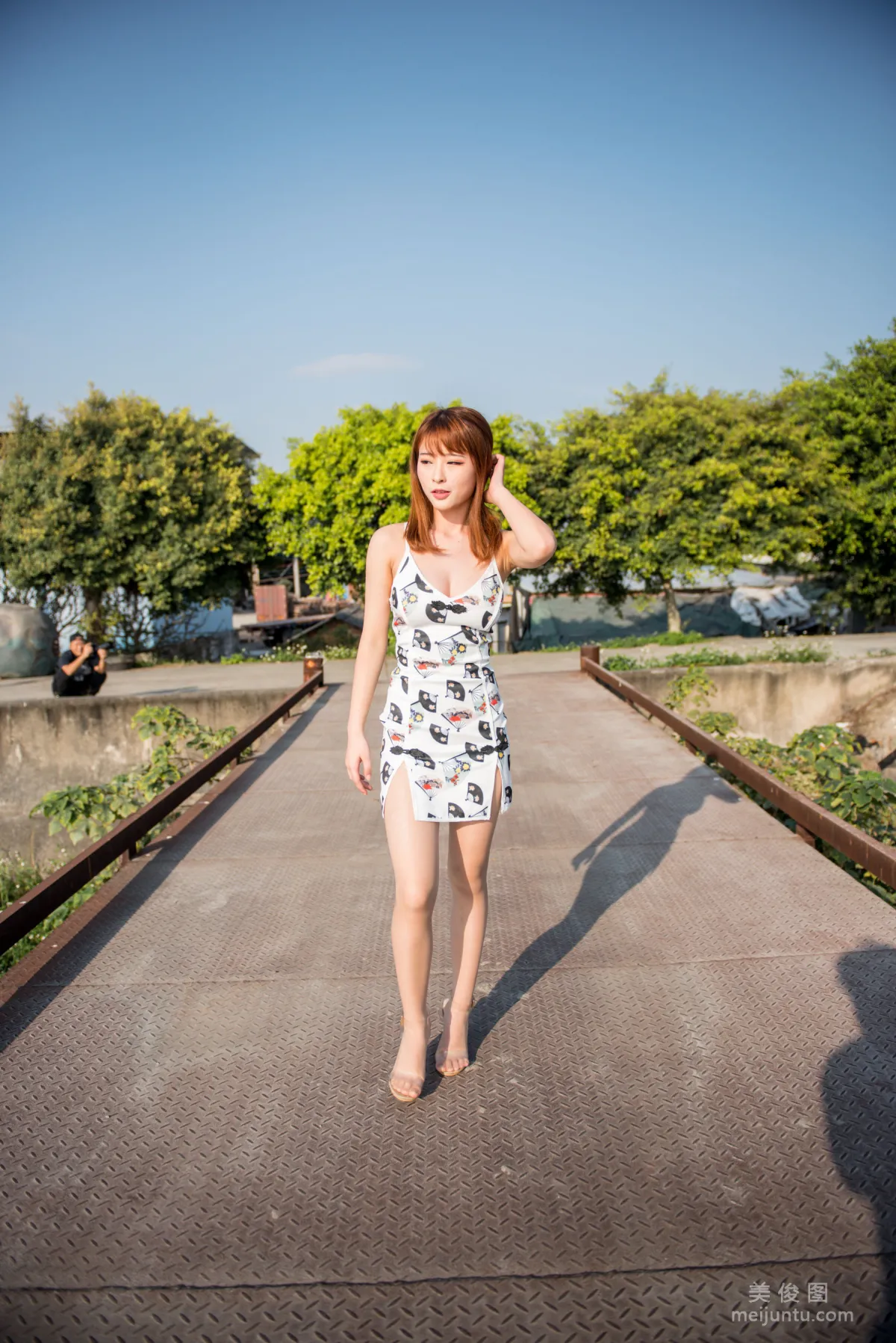 Qingshui Younai, Wind-Riding Street Snap Tight Skirt and Stockings, Photo Set photo 47