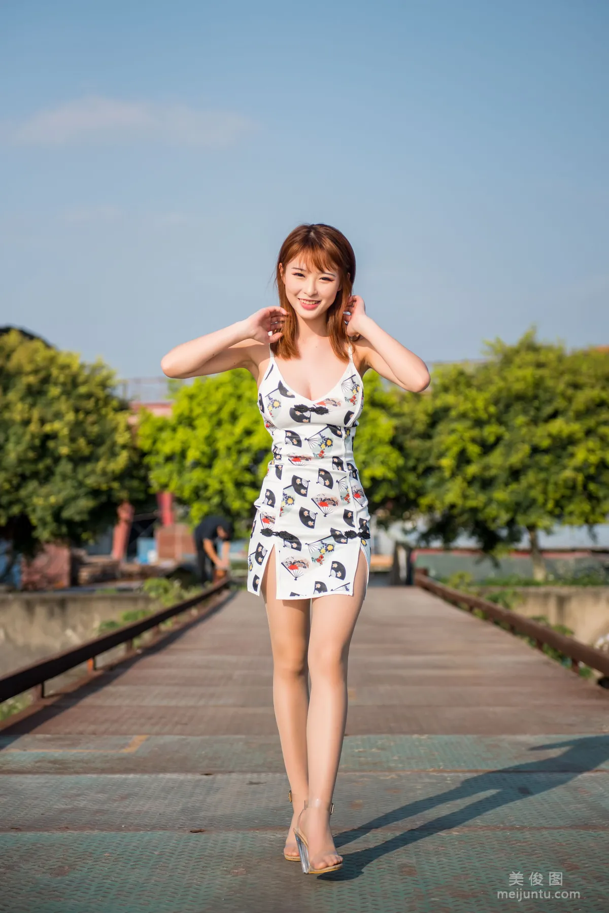 Qingshui Younai, Wind-Riding Street Snap Tight Skirt and Stockings, Photo Set photo 50