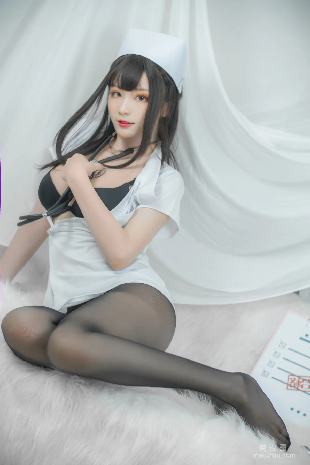 Qisikuai wii, White Nurse, Photo Set photo 2
