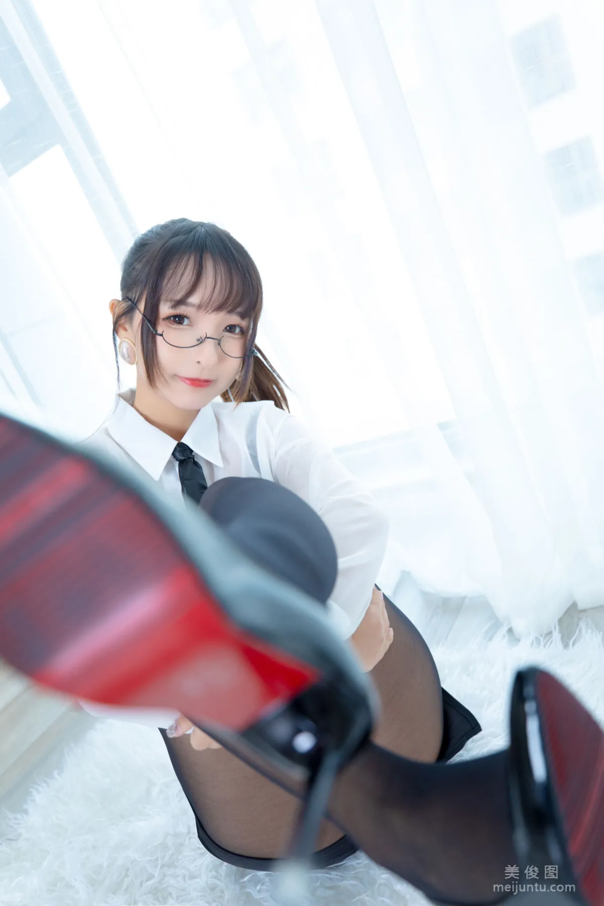 神楽坂真冬《ホワイトオフィス》 寫真集 30