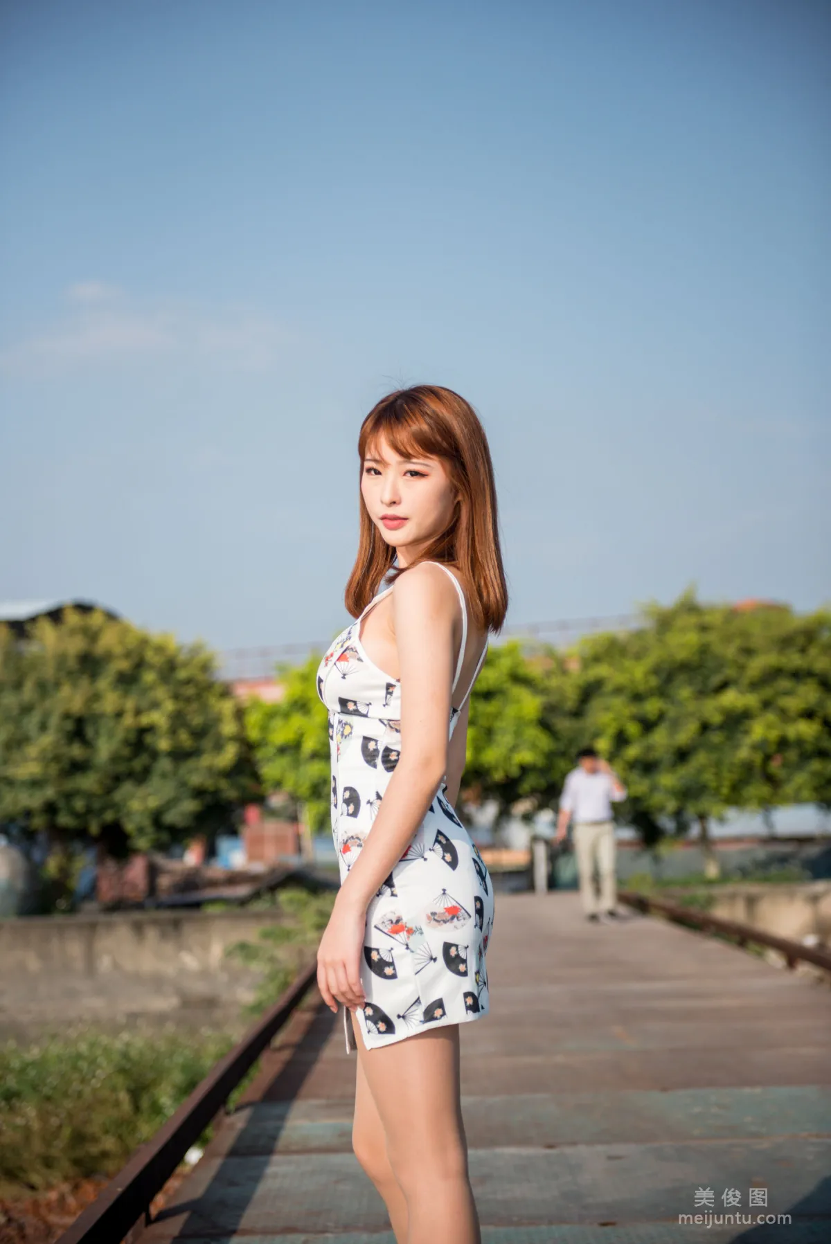 Qingshui Younai, Wind-Riding Street Snap Tight Skirt and Stockings, Photo Set photo 53