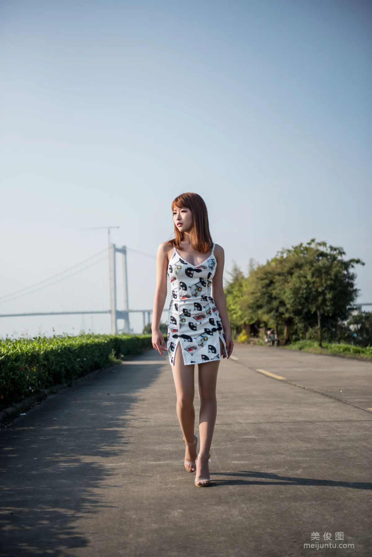 Qingshui Younai, Wind-Riding Street Snap Tight Skirt and Stockings, Photo Set photo 25
