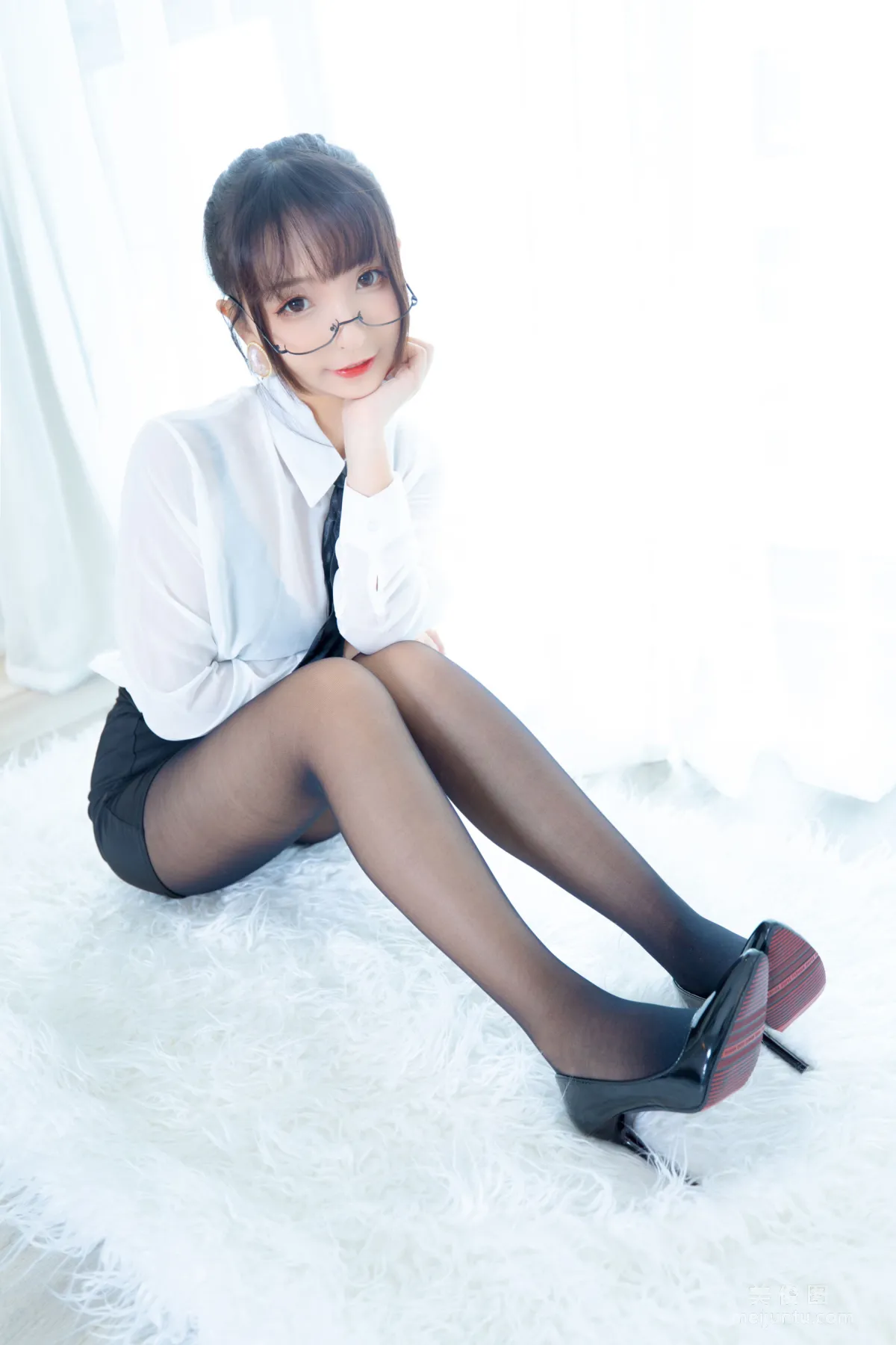 神楽坂真冬《ホワイトオフィス》 写真集10