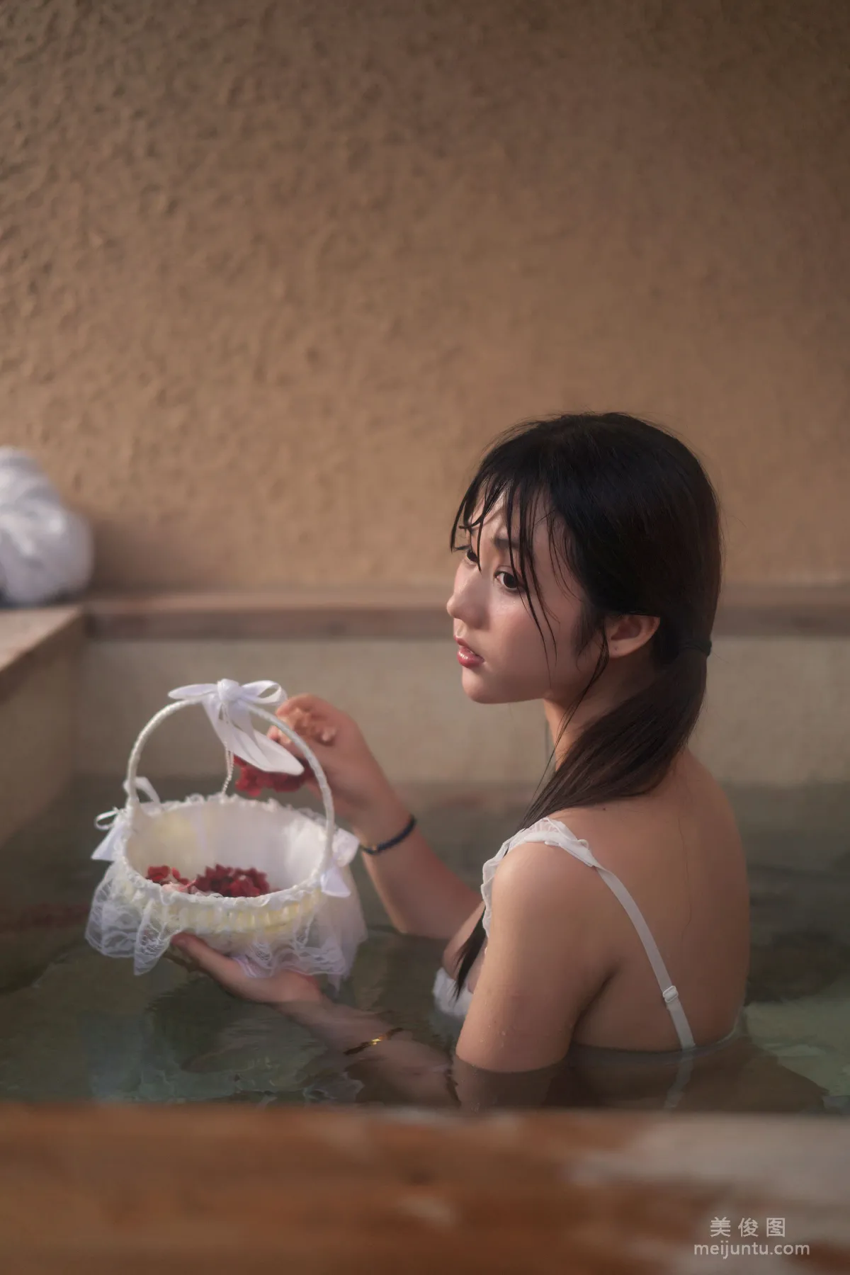 [美女Coser] 姬镜酱 《私奔之温泉》 写真集9