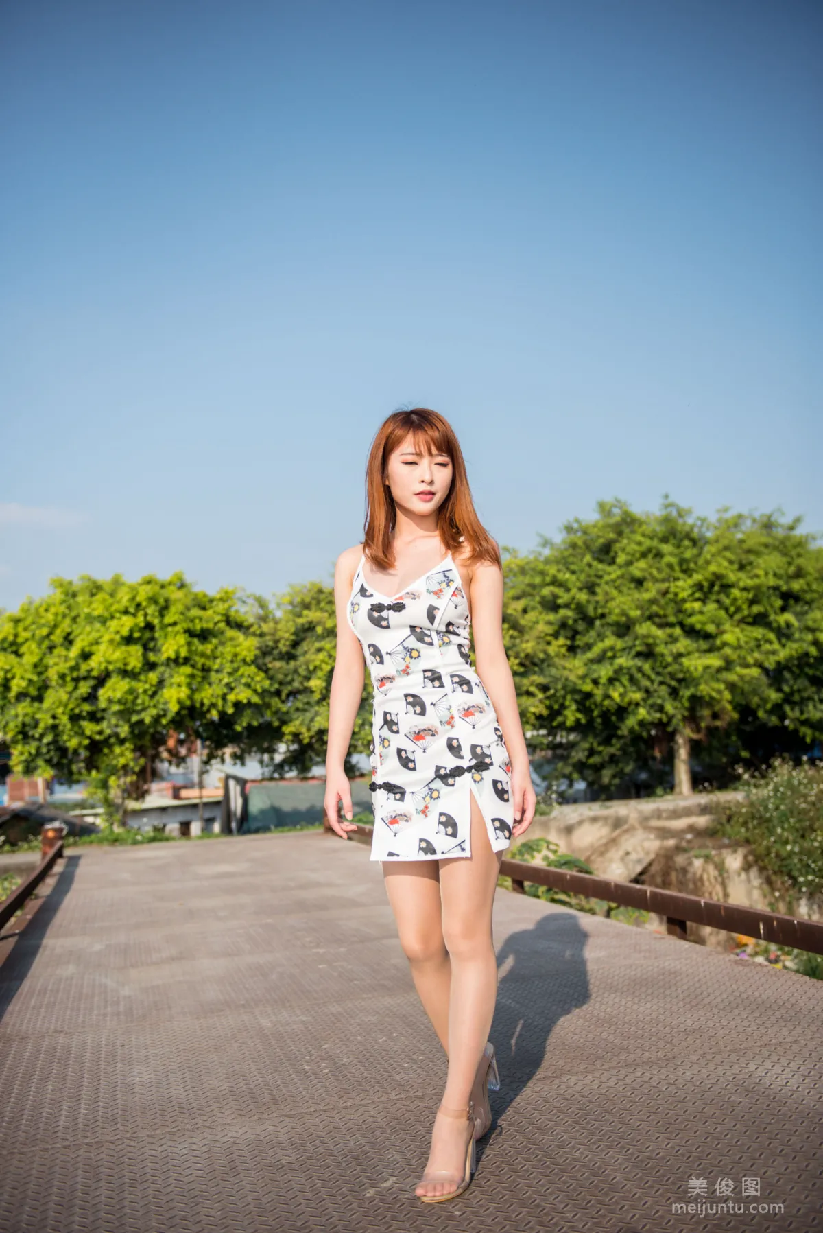 Qingshui Younai, Wind-Riding Street Snap Tight Skirt and Stockings, Photo Set photo 49
