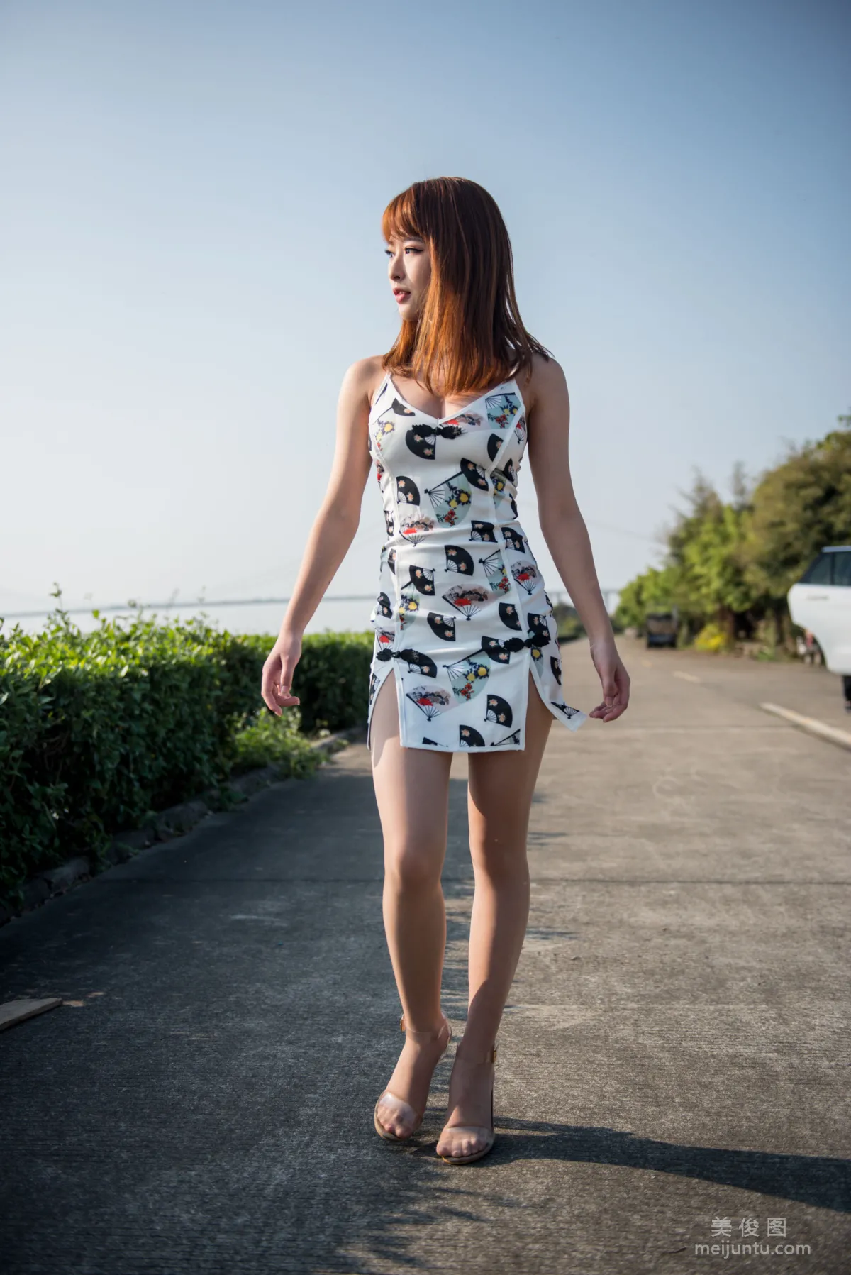 Qingshui Younai, Wind-Riding Street Snap Tight Skirt and Stockings, Photo Set photo 14