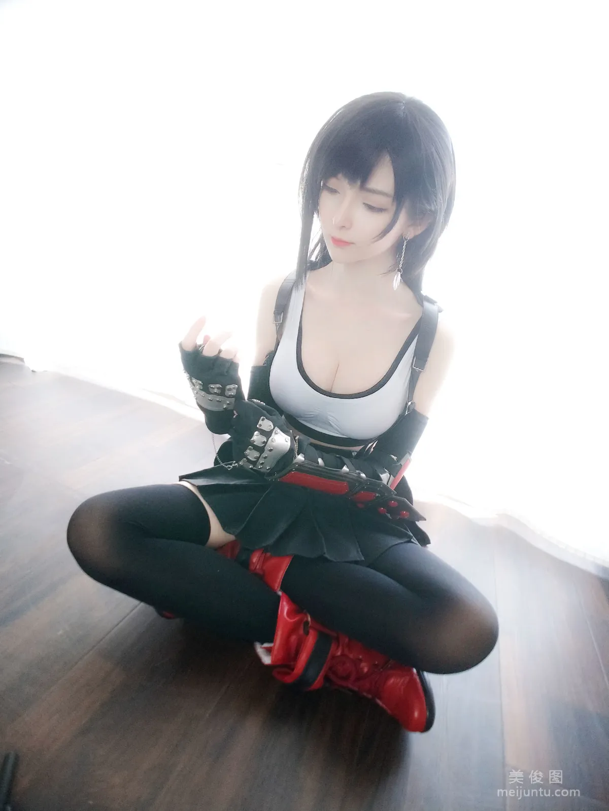 [Internet Celebrity Model Coser] Yixiao Yangze Tifa Standard Outfit Photo Set photo 4