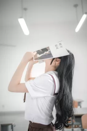 瘋貓ss 《教室JK學妹的性感》 寫真集