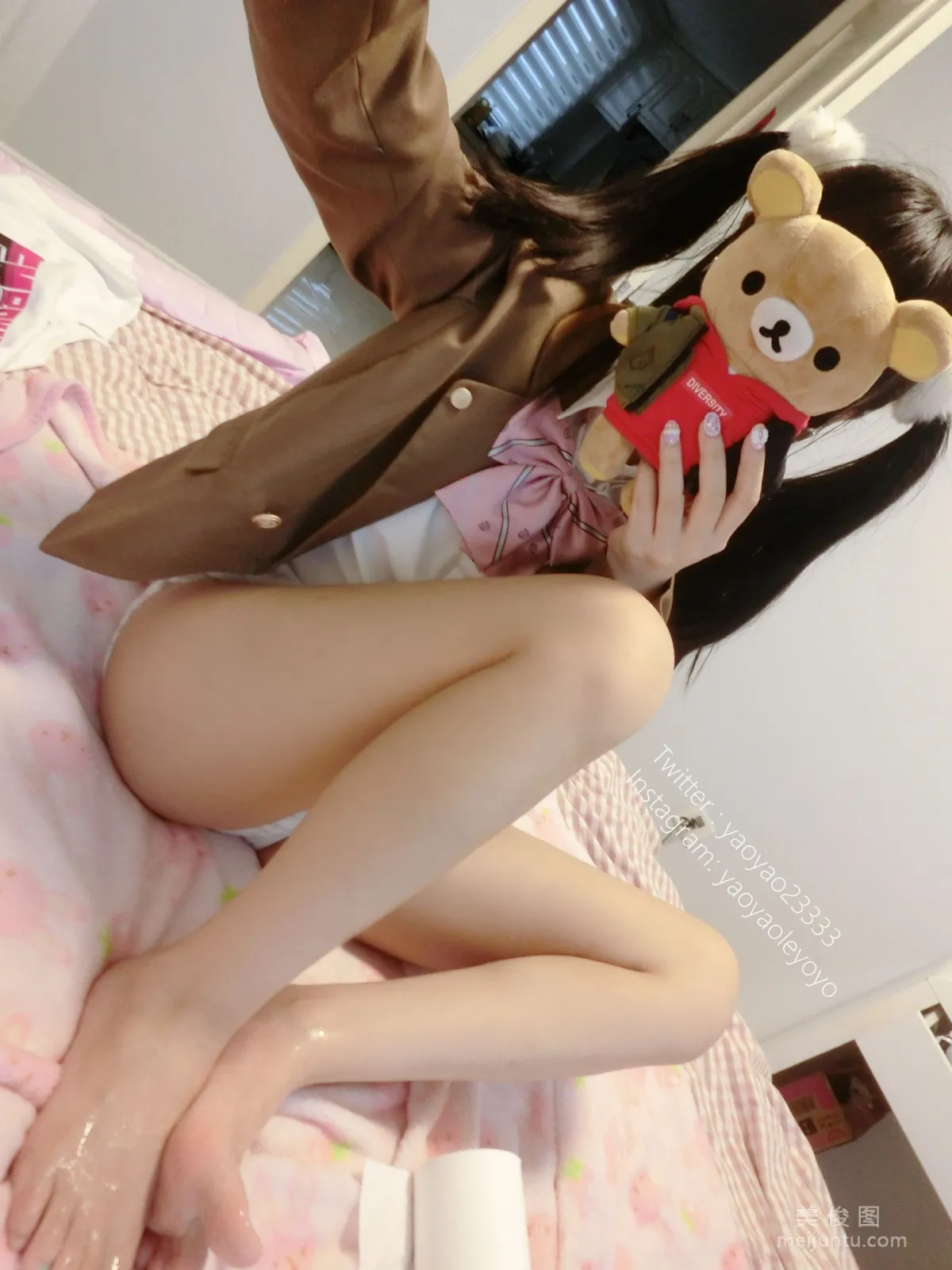 [美女Coser] 摇摇乐yoyo 《裸足》 写真集36