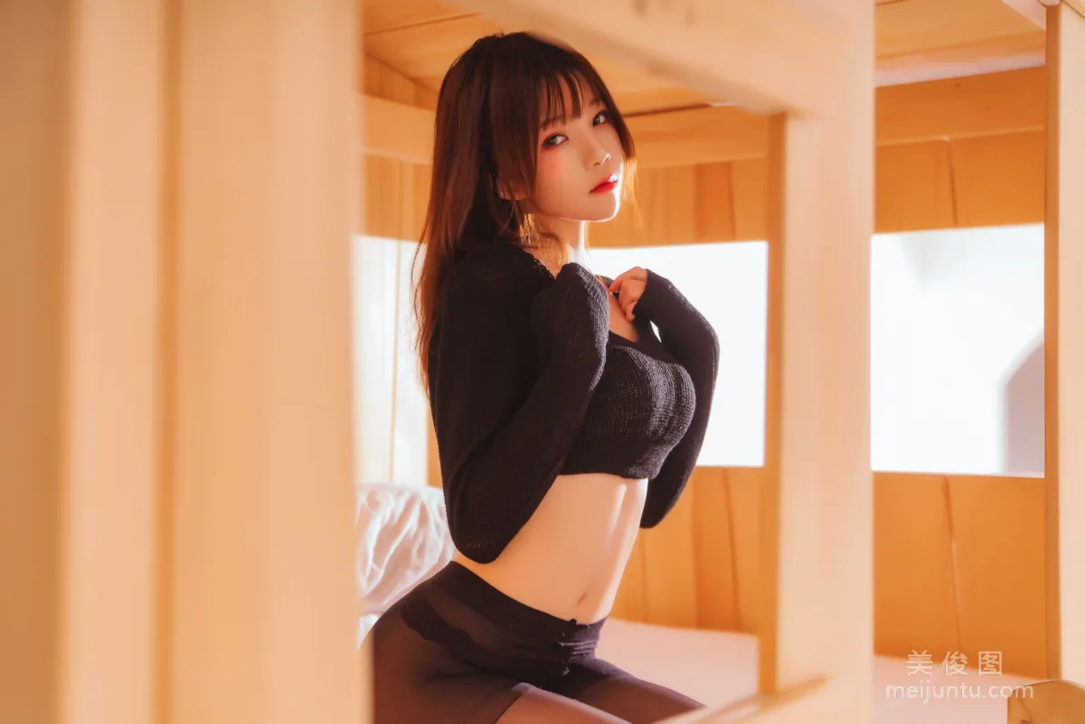 Ying Taomiao 'Black & White, Sexy Black' Photo Set photo 10