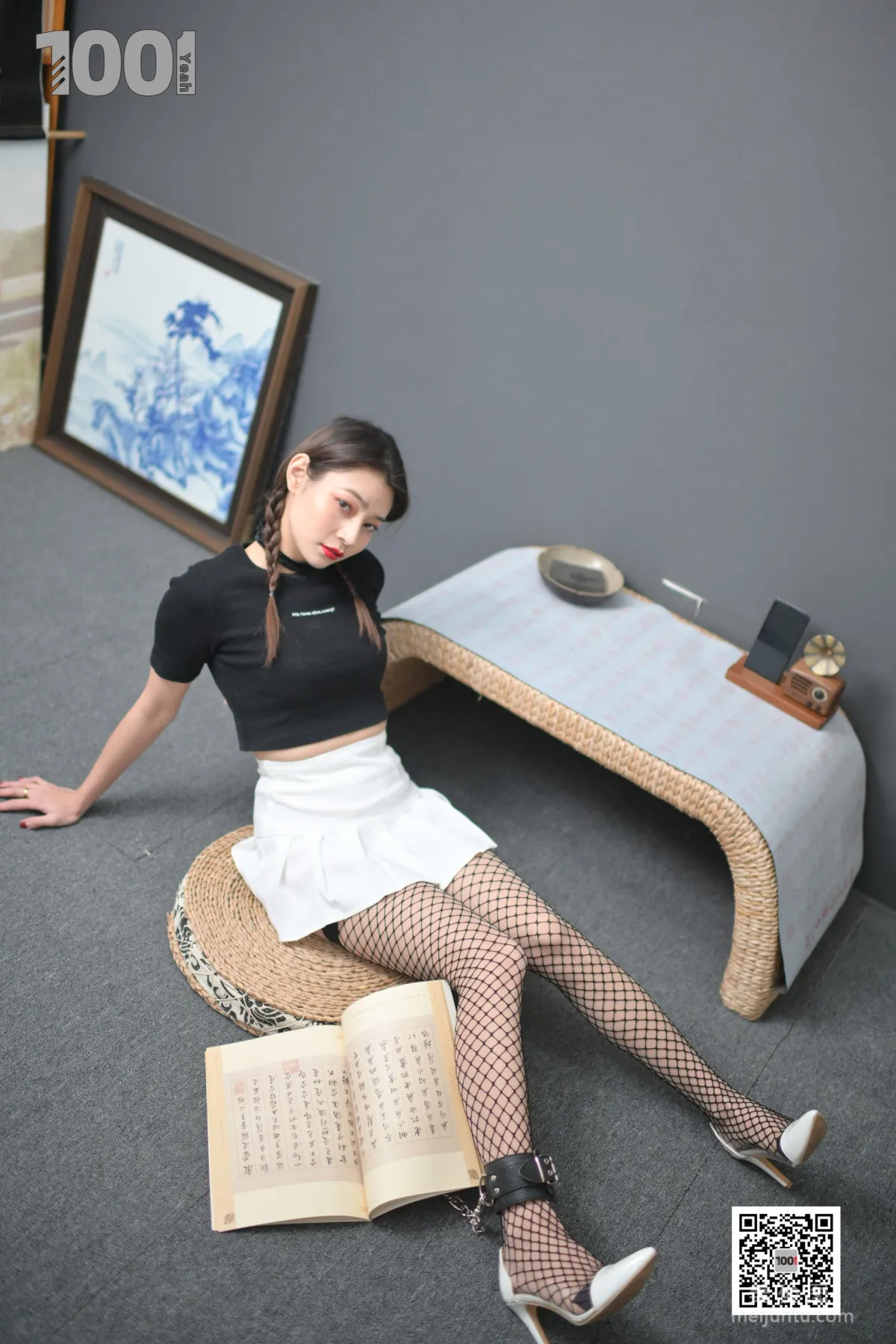 [One Thousand and One Nights] Model: Zhen Zhen, Locked at Home Practicing Calligraphy 1, Beautiful Legs Photo Set photo 22