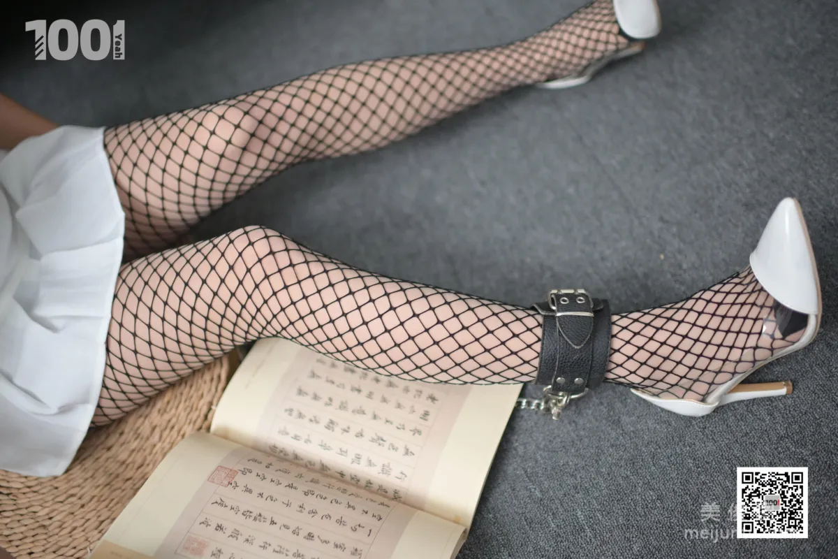 [One Thousand and One Nights] Model: Zhen Zhen, Locked at Home Practicing Calligraphy 1, Beautiful Legs Photo Set photo 17