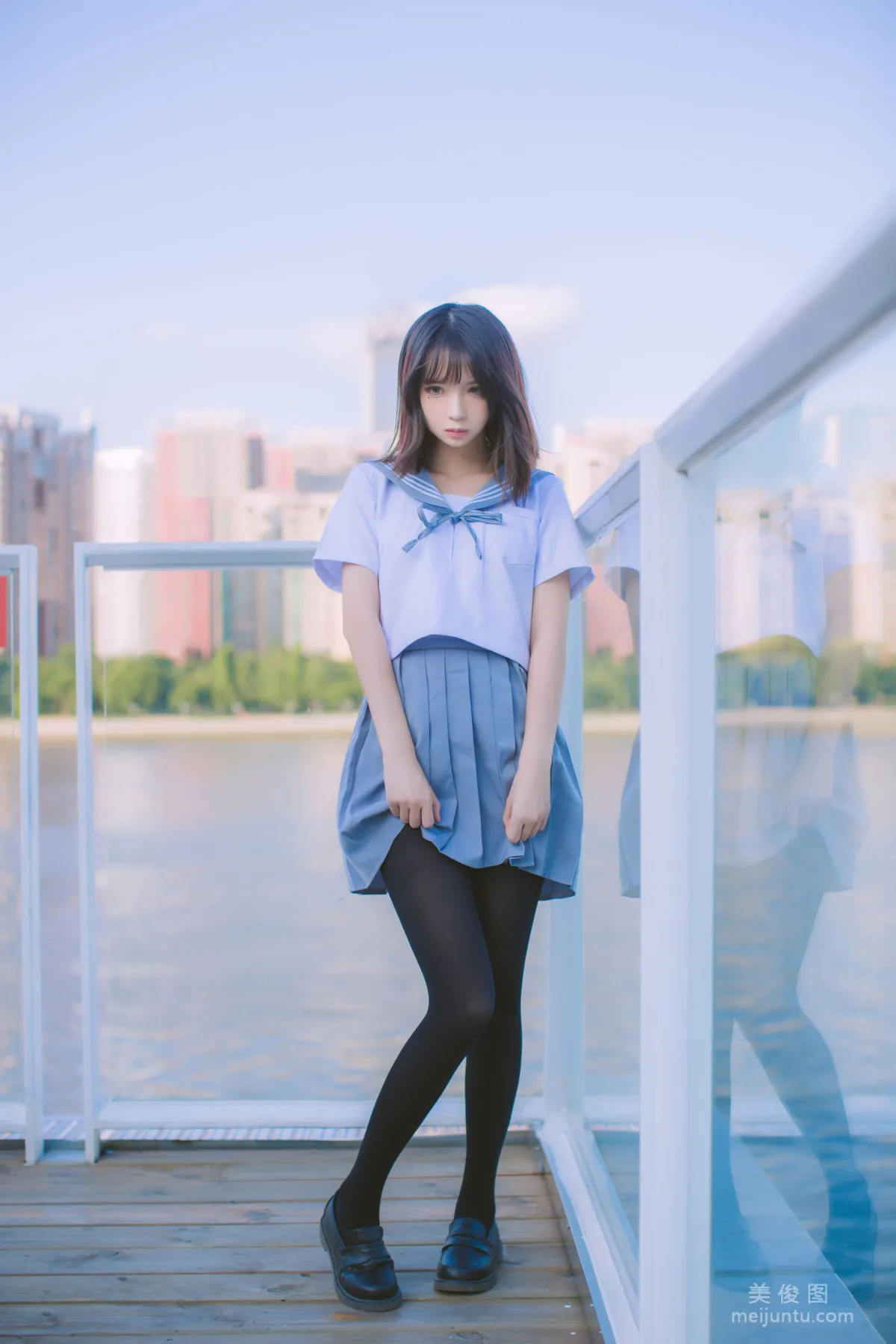 [美女Coser] 疯猫ss 《海边蓝白水手服》 写真集6
