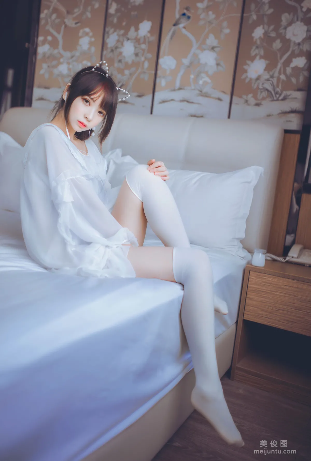 [美女Coser] 疯猫ss 《白色睡衣》 写真集10