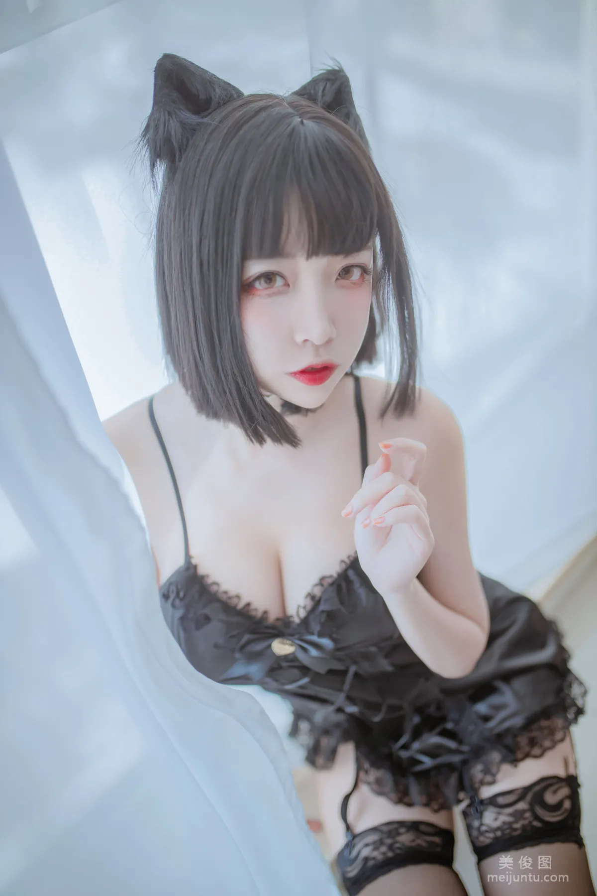 Ri Naijiao "Private Shoot Two-Person Cat Ears" Photo Set photo 2