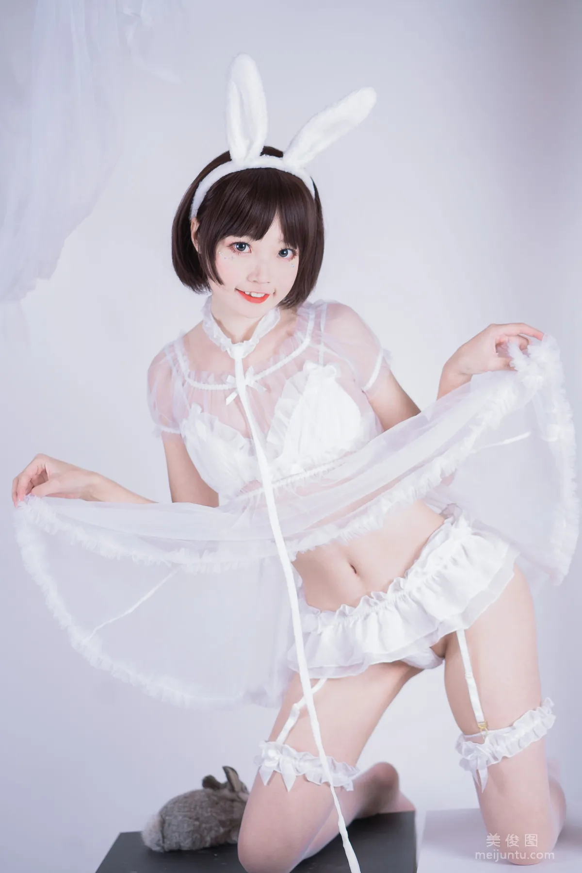 Baomo Jinhu &amp; San Xiao, Black and White Bunny Private Shoot Yuri Photo Set photo 7