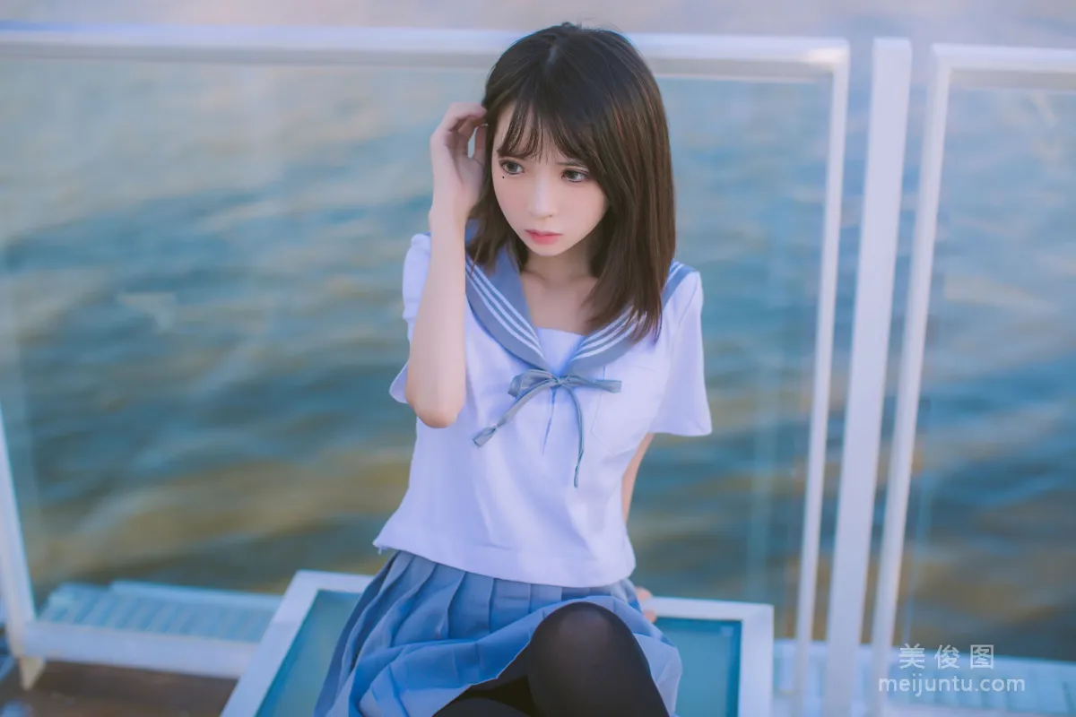 [美女Coser] 疯猫ss 《海边蓝白水手服》 写真集10