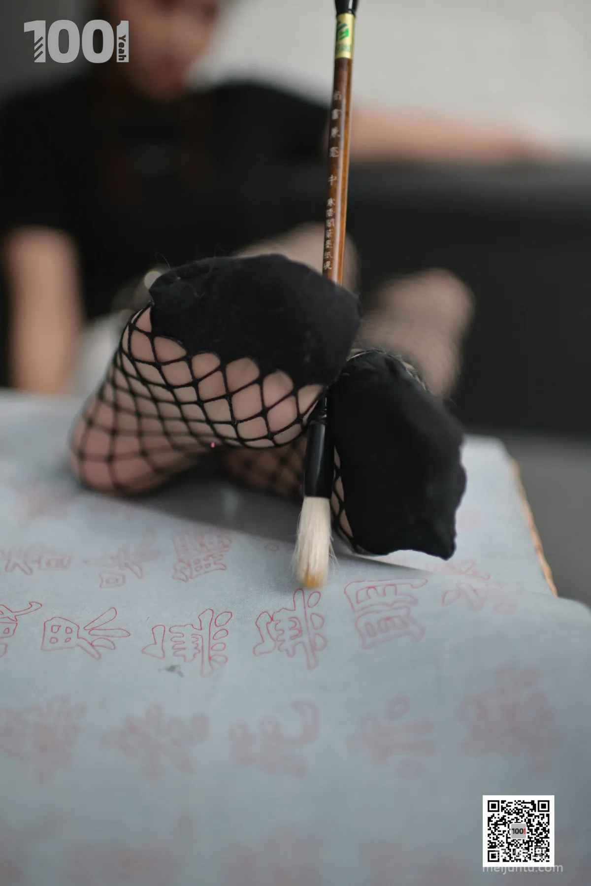 [One Thousand and One Nights] Model: Zhen Zhen Imprisoned at Home Practicing Calligraphy 2, Fishnet Stockings and Beautiful Feet Photo Set photo 20