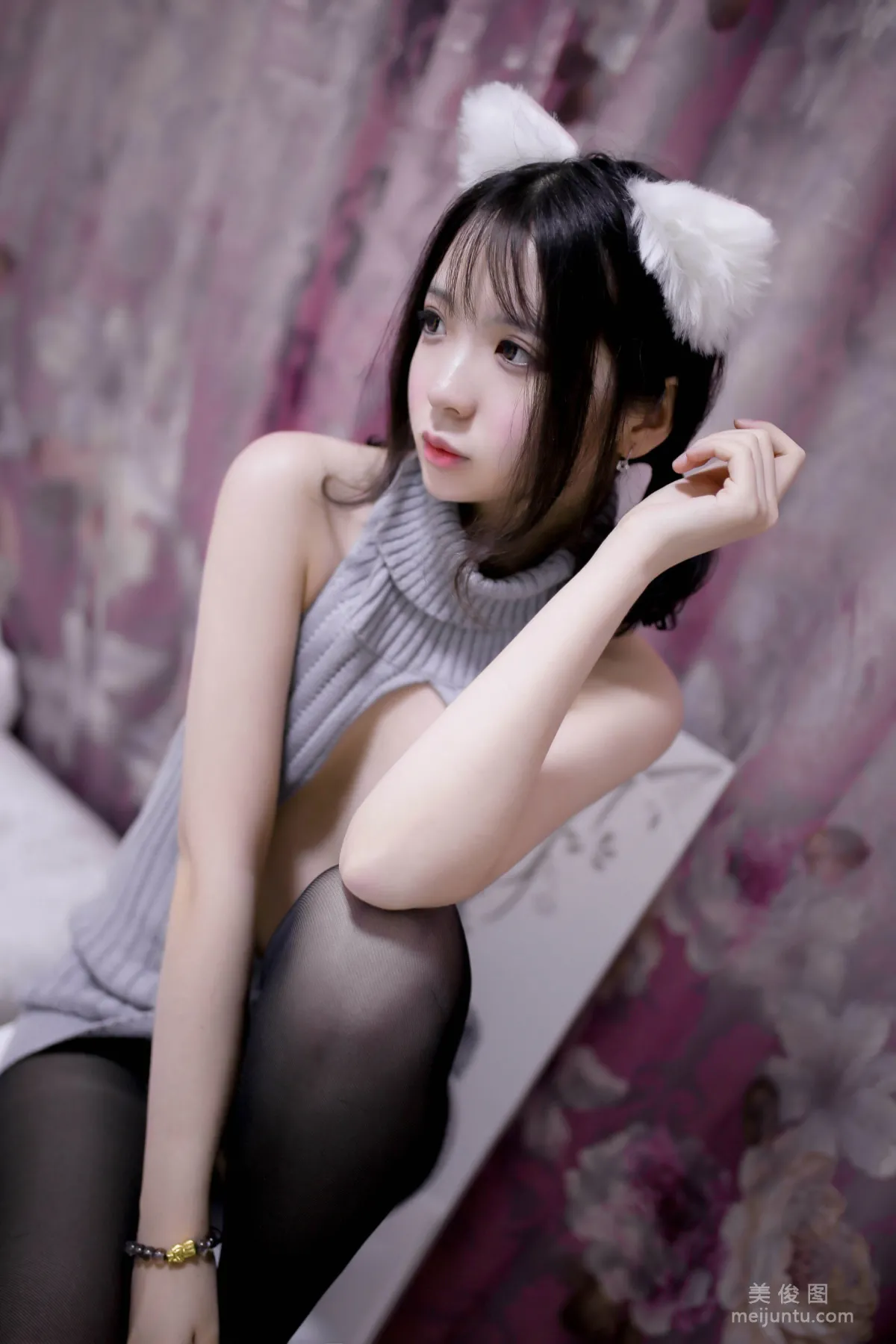 [美女Coser] 疯猫ss 《露背毛衣》 写真集9