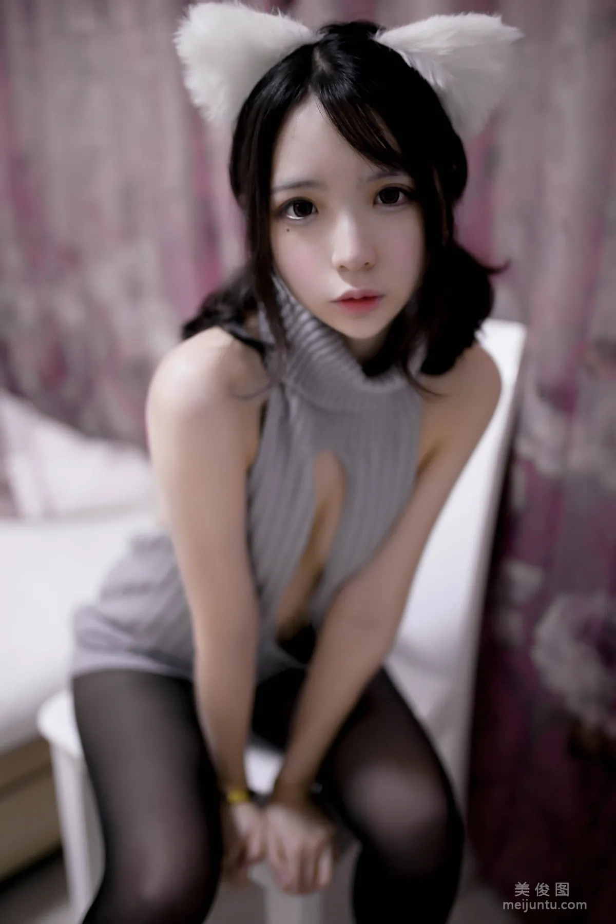 [美女Coser] 瘋貓ss 《露背毛衣》 寫真集 1