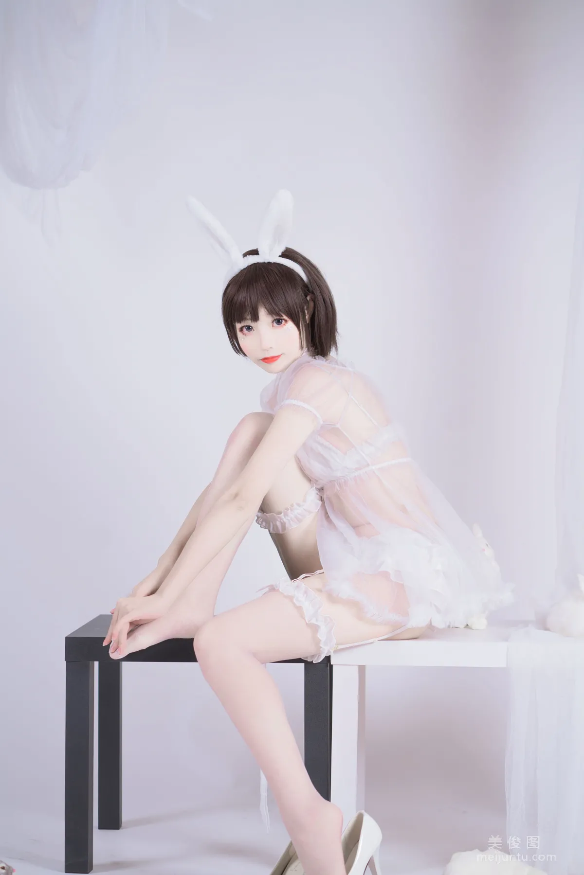 Baomo Jinhu &amp; San Xiao, Black and White Bunny Private Shoot Yuri Photo Set photo 6