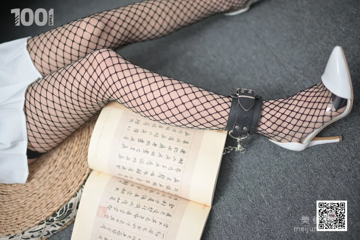 [One Thousand and One Nights] Model: Zhen Zhen, Locked at Home Practicing Calligraphy 1, Beautiful Legs Photo Set photo 19