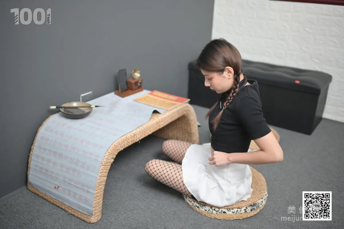 [One Thousand and One Nights] Model: Zhen Zhen, Locked at Home Practicing Calligraphy 1, Beautiful Legs Photo Set photo 1