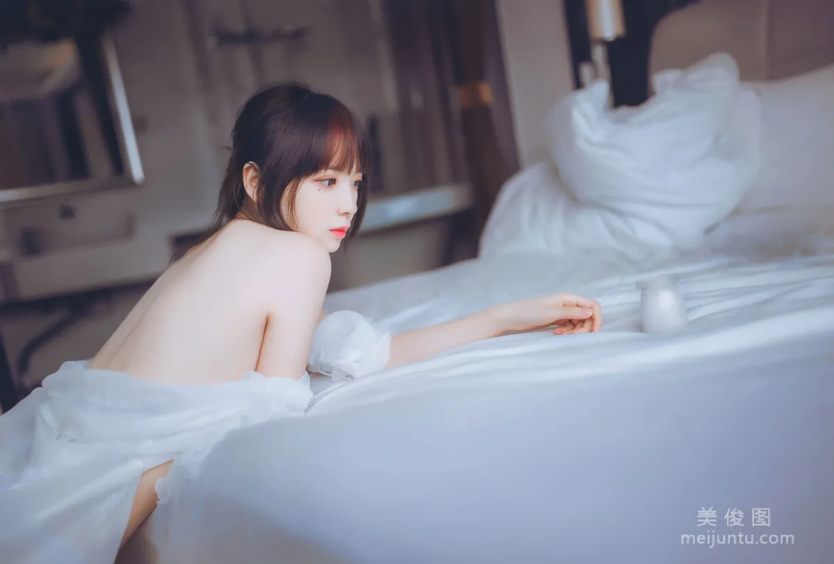 [美女Coser] 疯猫ss 《白色睡衣》 写真集13
