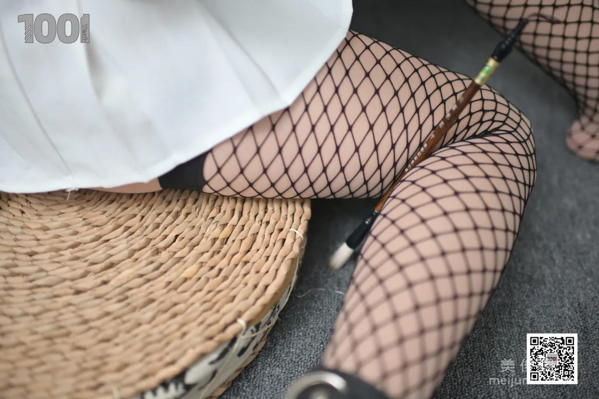 [One Thousand and One Nights] Model: Zhen Zhen, Locked at Home Practicing Calligraphy 1, Beautiful Legs Photo Set photo 48