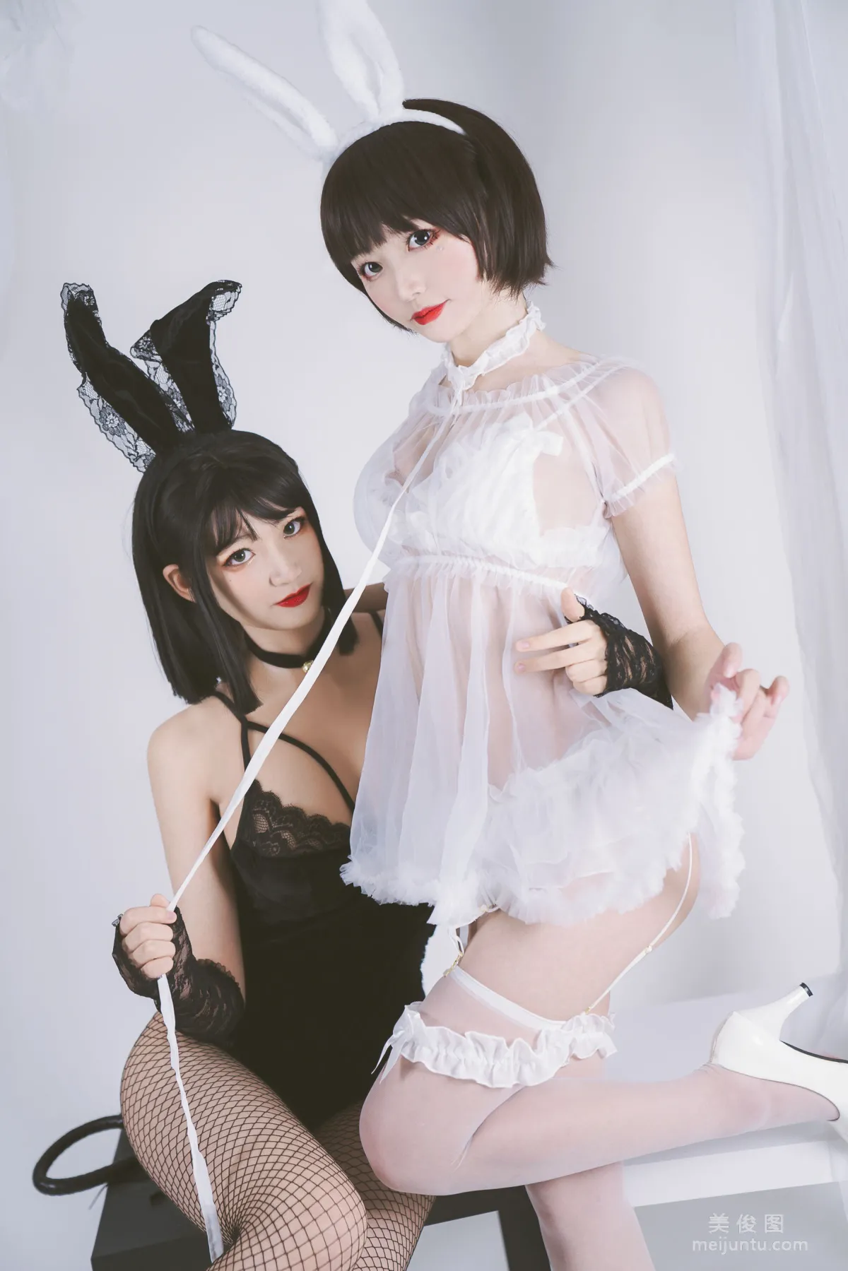 Baomo Jinhu &amp; San Xiao, Black and White Bunny Private Shoot Yuri Photo Set photo 25