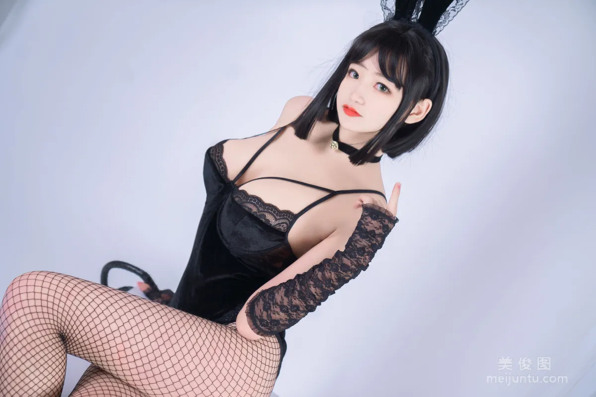 Baomo Jinhu &amp; San Xiao, Black and White Bunny Private Shoot Yuri Photo Set photo 21