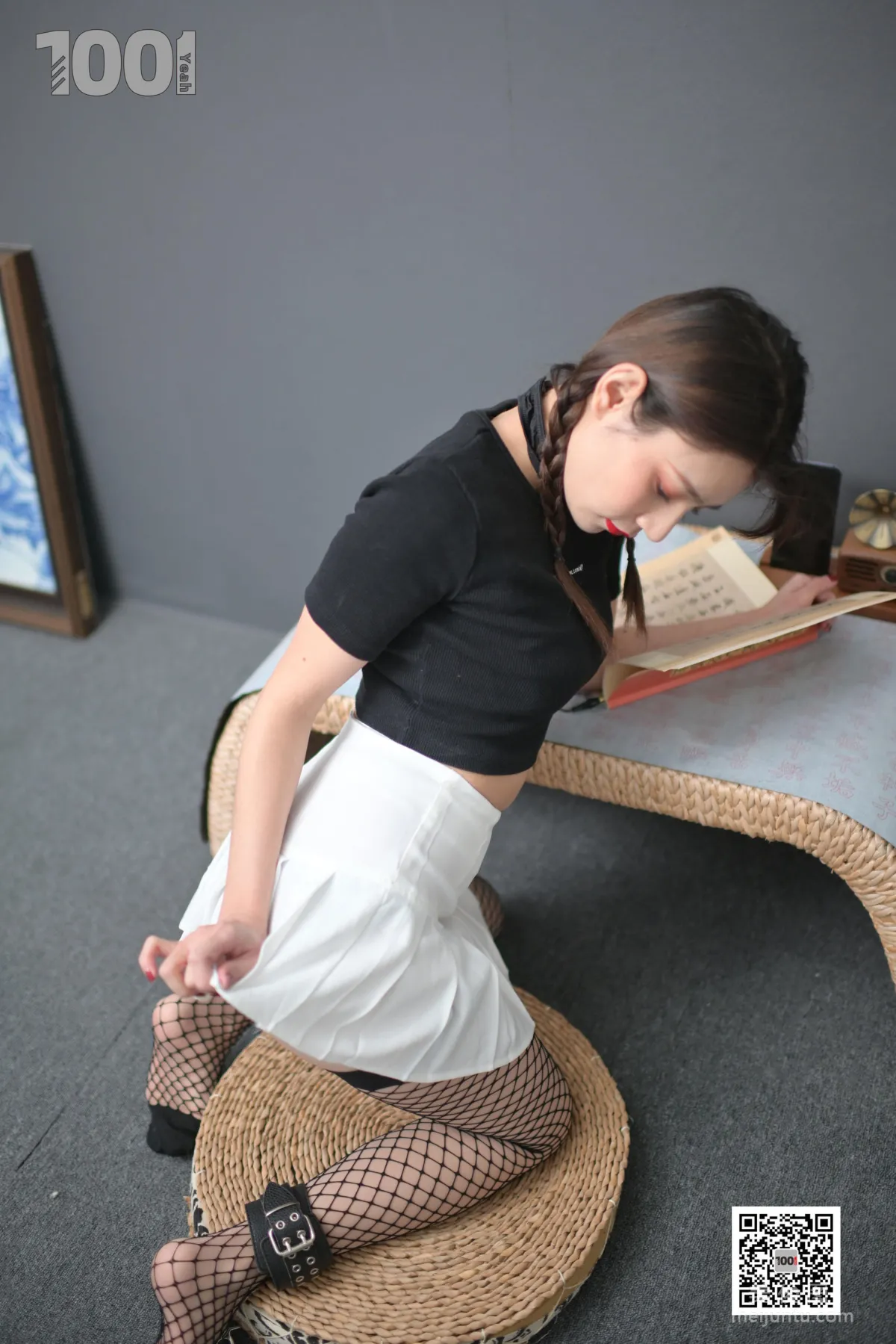 [One Thousand and One Nights] Model: Zhen Zhen, Locked at Home Practicing Calligraphy 1, Beautiful Legs Photo Set photo 63