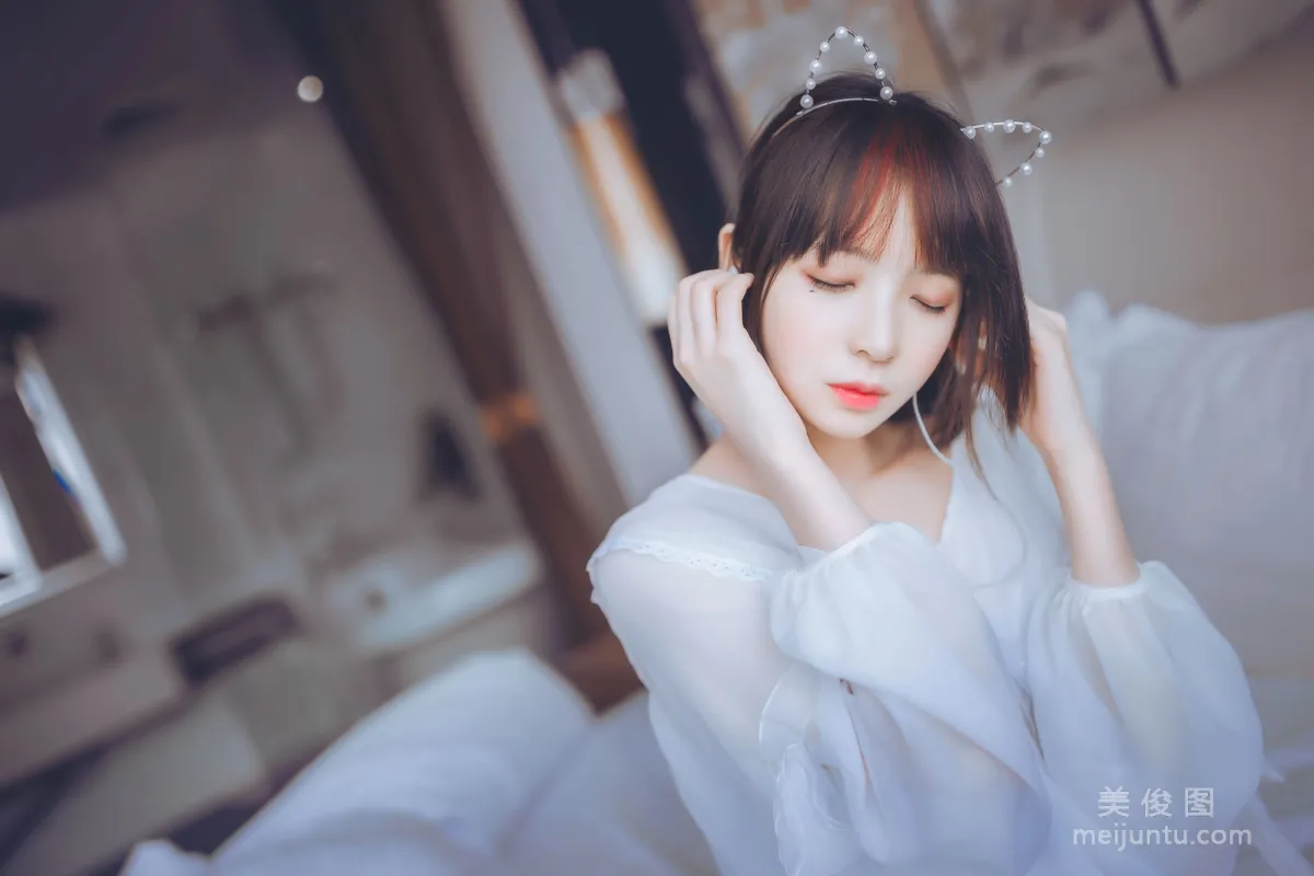 [美女Coser] 疯猫ss 《白色睡衣》 写真集11