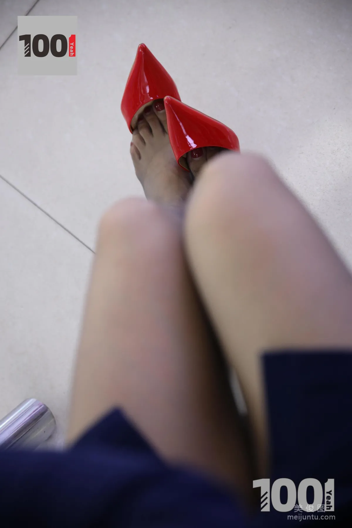 [One Thousand and One Nights] Lucy, Selling Phones 3, Black Stockings and Red High Heels Beautiful Legs Photo Set photo 59