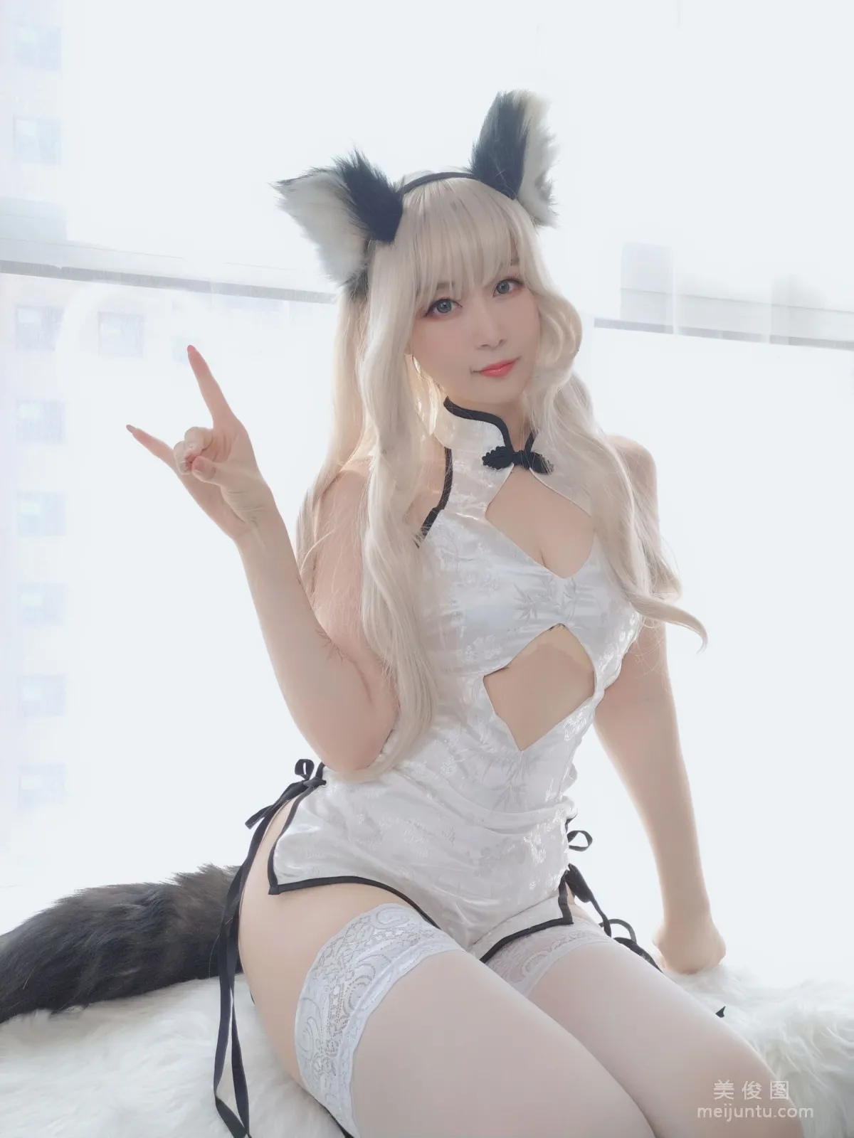Coser美女白銀81 《小白狼》 寫真集 1