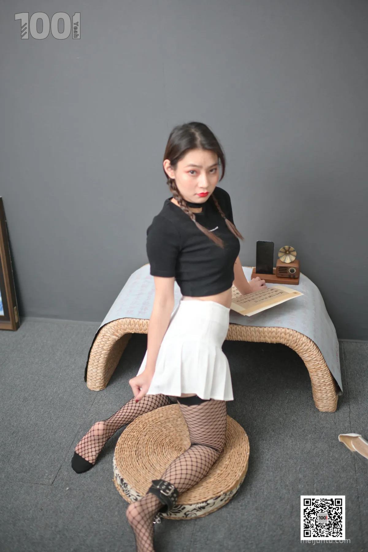 [One Thousand and One Nights] Model: Zhen Zhen, Locked at Home Practicing Calligraphy 1, Beautiful Legs Photo Set photo 65