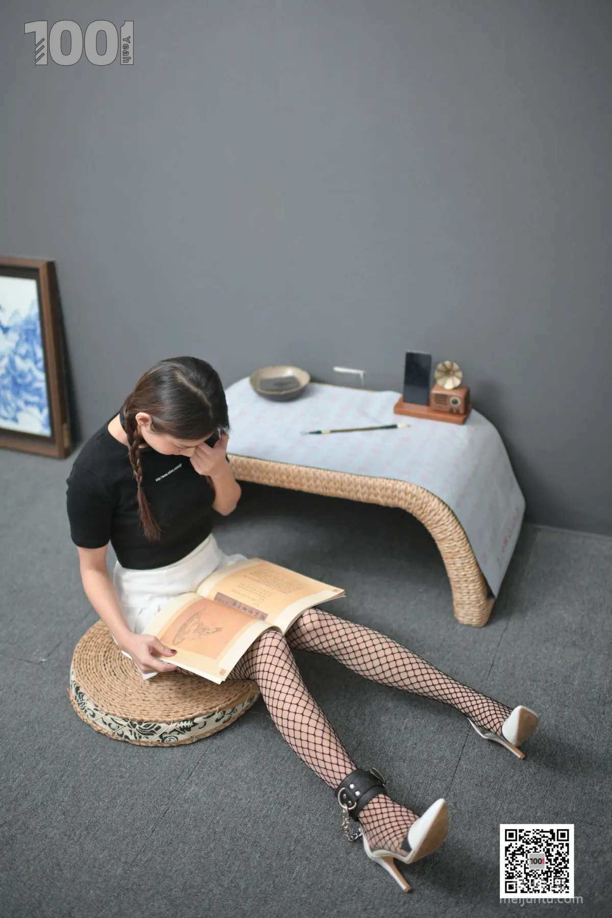 [One Thousand and One Nights] Model: Zhen Zhen, Locked at Home Practicing Calligraphy 1, Beautiful Legs Photo Set photo 5