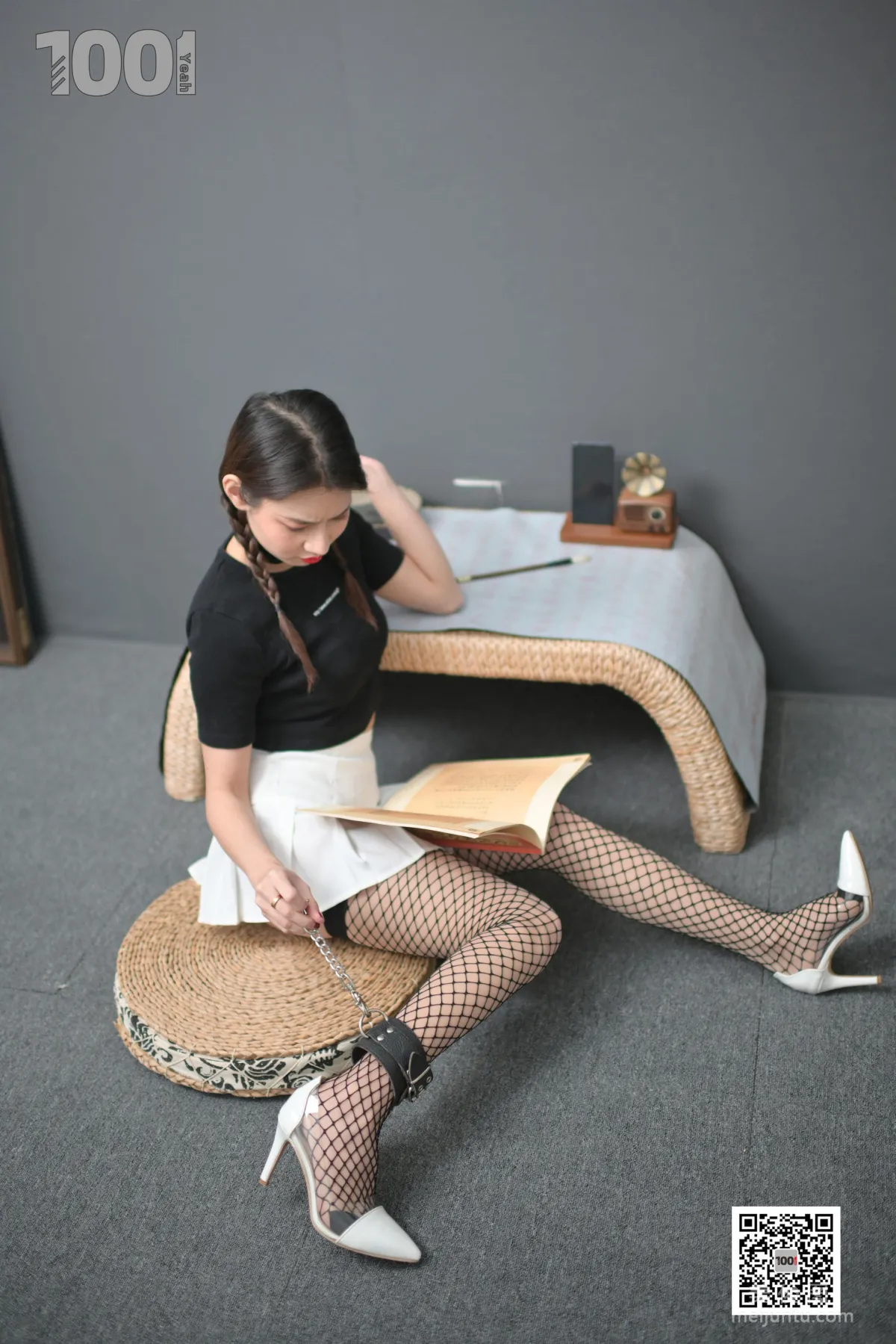 [One Thousand and One Nights] Model: Zhen Zhen, Locked at Home Practicing Calligraphy 1, Beautiful Legs Photo Set photo 9