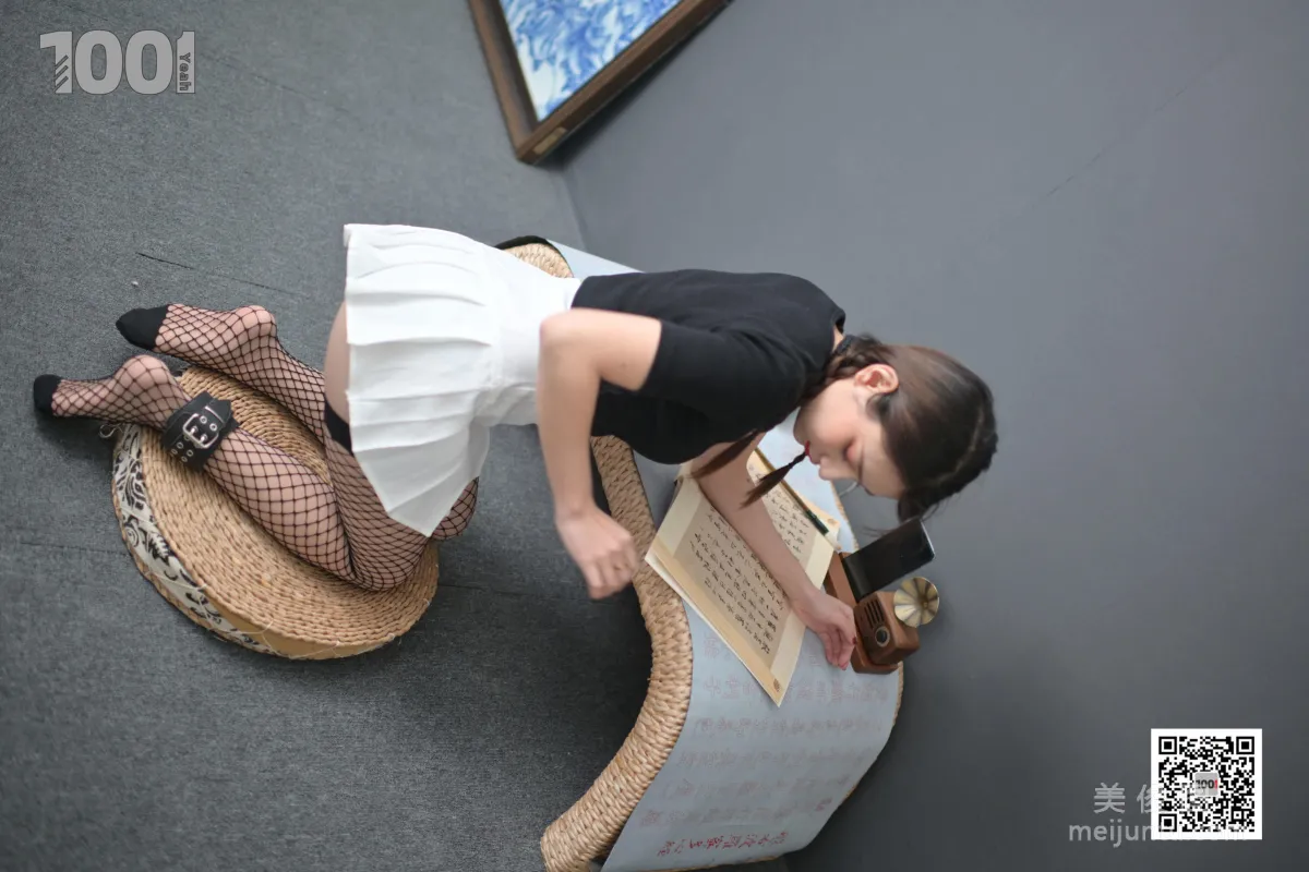 [One Thousand and One Nights] Model: Zhen Zhen, Locked at Home Practicing Calligraphy 1, Beautiful Legs Photo Set photo 60