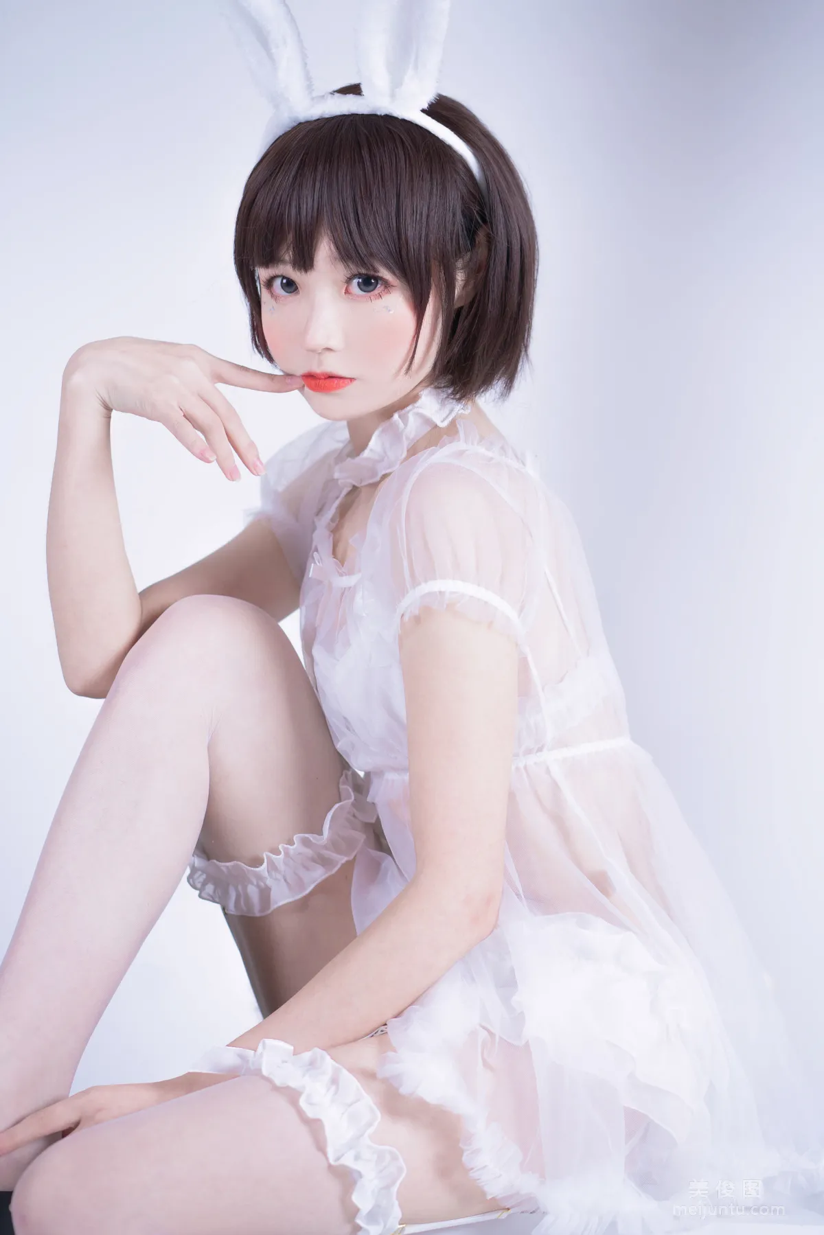 Baomo Jinhu &amp; San Xiao, Black and White Bunny Private Shoot Yuri Photo Set photo 4