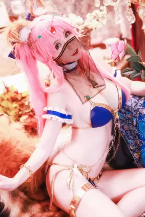 yui金魚 《阿拉伯舞娘》 寫真集