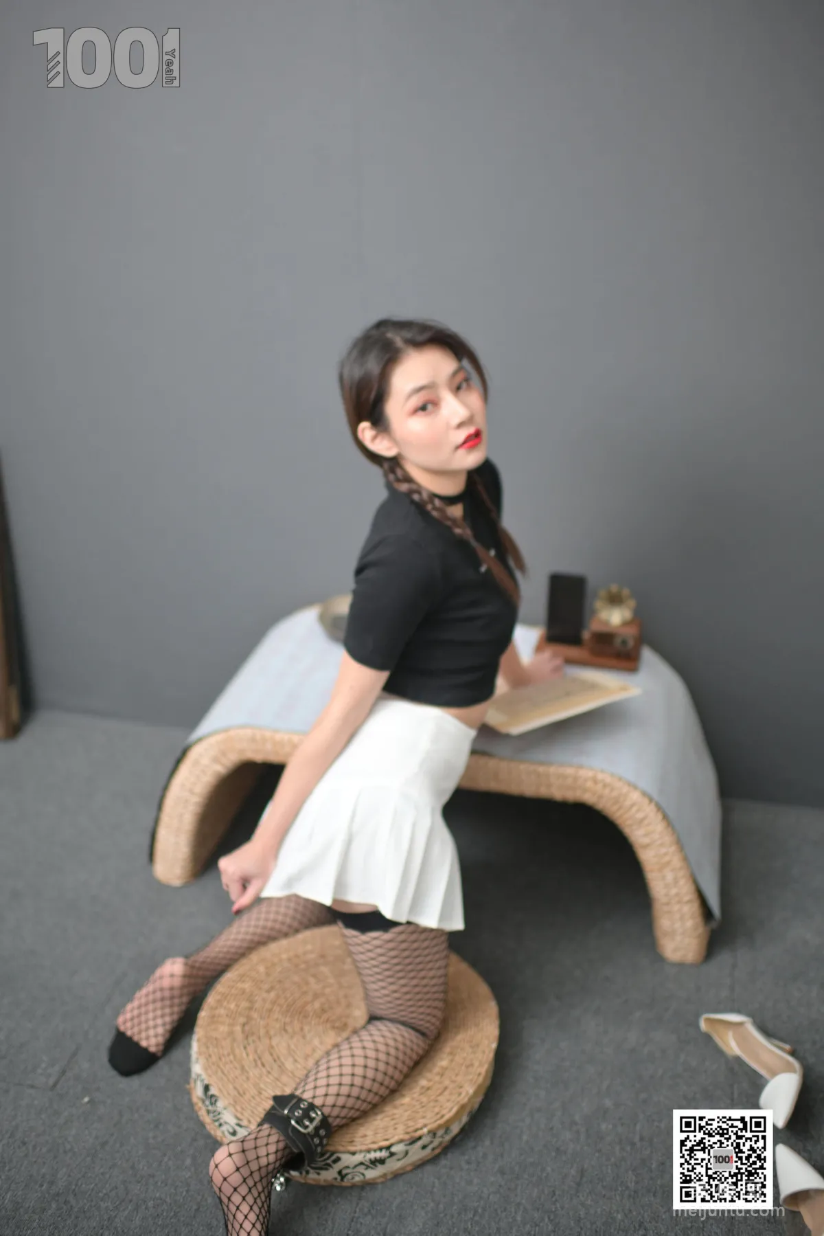 [One Thousand and One Nights] Model: Zhen Zhen, Locked at Home Practicing Calligraphy 1, Beautiful Legs Photo Set photo 64