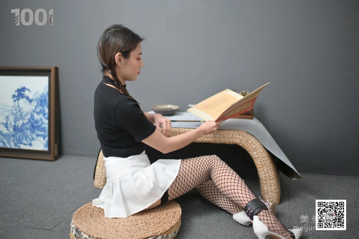 [One Thousand and One Nights] Model: Zhen Zhen, Locked at Home Practicing Calligraphy 1, Beautiful Legs Photo Set photo 69
