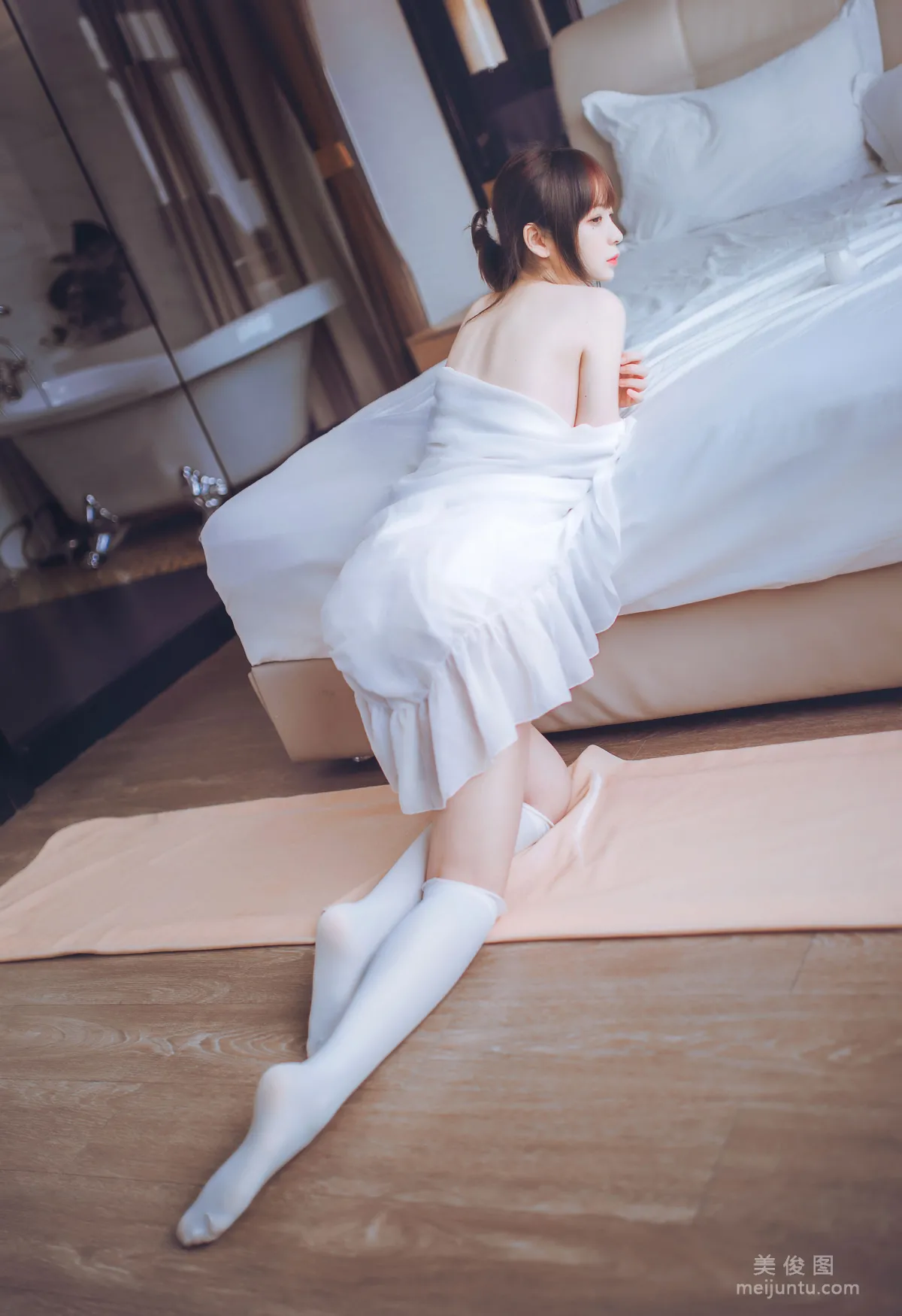 [美女Coser] 疯猫ss 《白色睡衣》 写真集15