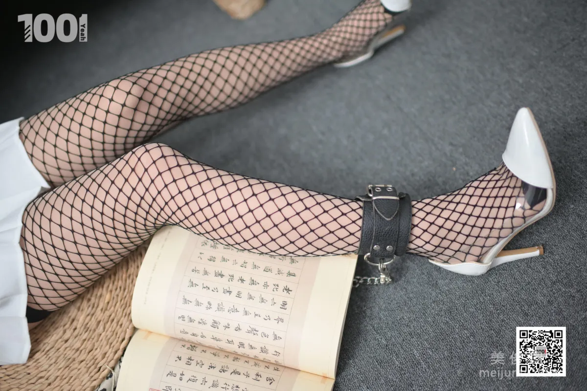 [One Thousand and One Nights] Model: Zhen Zhen, Locked at Home Practicing Calligraphy 1, Beautiful Legs Photo Set photo 18