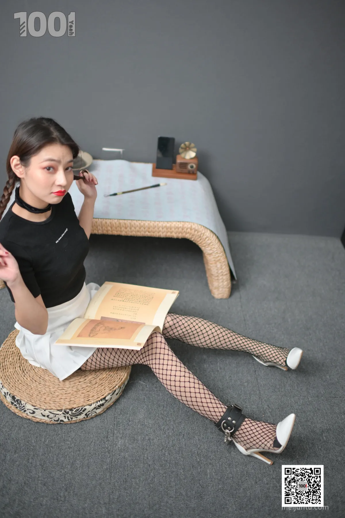[One Thousand and One Nights] Model: Zhen Zhen, Locked at Home Practicing Calligraphy 1, Beautiful Legs Photo Set photo 8