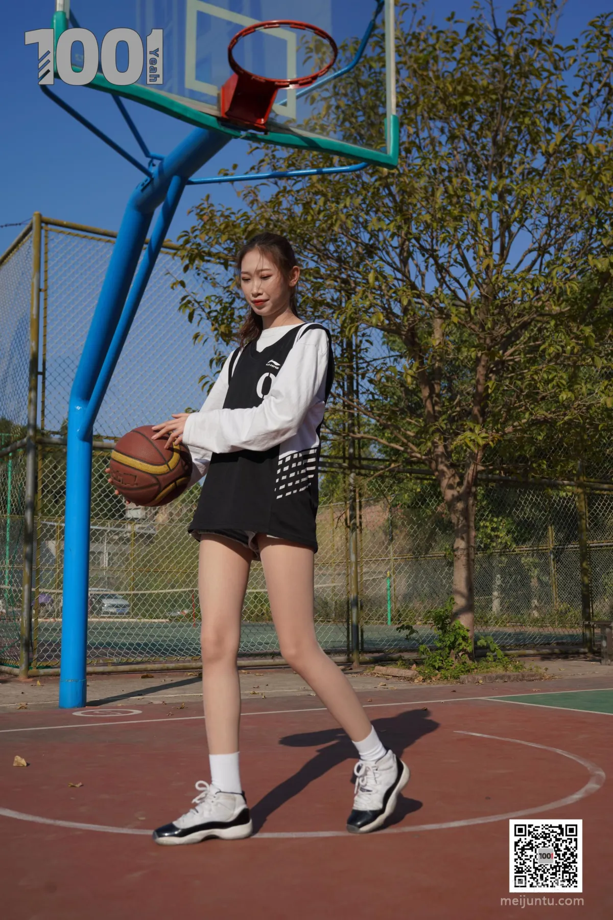 [IESS One Thousand and One Nights] Model: Cao Mei 'Playing Basketball with Girlfriend 3' Stockings and Beautiful Feet Photo Set photo 7