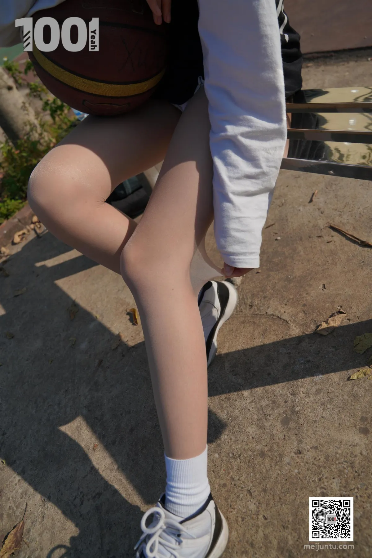 [IESS一千零一夜] 模特草莓《陪女朋友打籃球2》 絲襪美腿寫真集 3